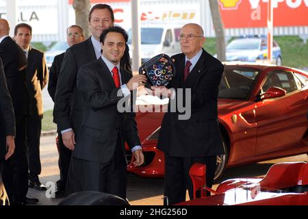 Felipe massa della Ferrari mostra al presidente italiano Giorgio Napolitano un volante durante la sua visita al Ferrari Building di Maranello, Italia Foto Stock