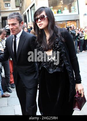 La stella cinese Zhang Ziyi arriva per la cerimonia nuziale dell'attrice Salma Hayek e dell'uomo d'affari Francois-Henri Pinault al Teatro 'la Fenice', a Venezia, Italia sabato 25 aprile 2009. Foto Stock