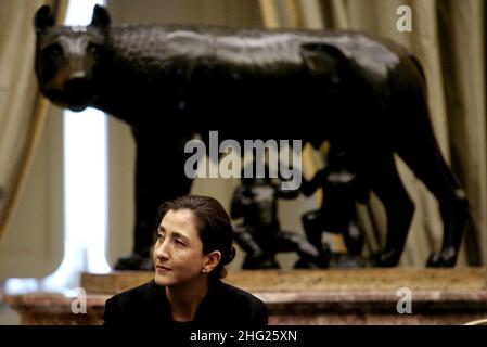 Ingrid Betancourt durante la cerimonia in cui ha ricevuto il premio 'Pellegrino della Pace' dal Presidente della Casa di Assemblea Gianfranco fini di Roma. Foto Stock