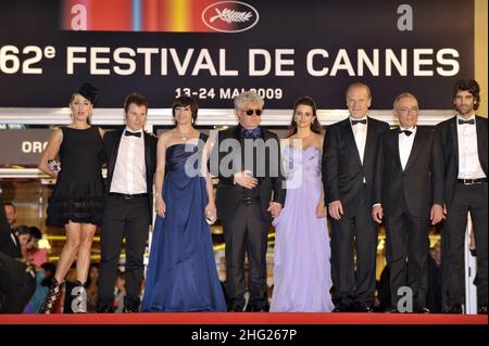 Dagli attori spagnoli di sinistra Ruben Ochandiano e Blanca Portillo, il regista spagnolo Pedro Almodovar, l'attrice Penelope Cruz, e gli attori Lluis Homar e Jose Luis Gomez alla proiezione di 'Los Abrazos Rotos' (Broken abbracces) durante il festival cinematografico internazionale di Cannes del 62nd al Palais des Festivals di Cannes, Francia. Foto Stock