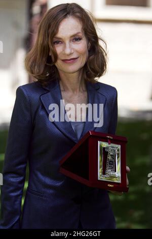 L'attrice Isabelle Huppert si pone con il premio 'nastro d'argento' durante la fotocall del suo nuovo film 'l'Amour cache' all'Ambasciata Francese di Roma, Italia. Foto Stock