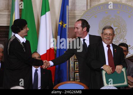 Il Premier italiano Silvio Berlusconi, a destra, parla con il leader libico Moammar Gadhafi prima dell'inizio di una conferenza stampa congiunta a Villa Madama di Roma, Gadhafi è in visita ufficiale in Italia per tre giorni. Foto Stock