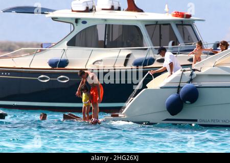 Franck Ribery, calciatore francese, con sua moglie Wahiba e due figli, Hizya e Shakinez, visto in vacanza a Formentera. Foto Stock