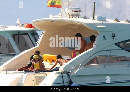 Franck Ribery, calciatore francese, con sua moglie Wahiba e due figli, Hizya e Shakinez, visto in vacanza a Formentera. Foto Stock