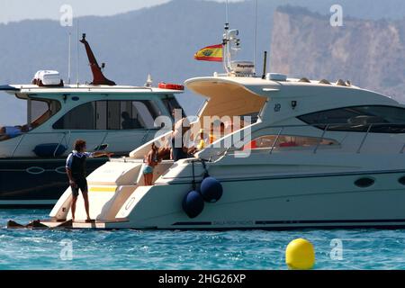 Franck Ribery, calciatore francese, con sua moglie Wahiba e due figli, Hizya e Shakinez, visto in vacanza a Formentera. Foto Stock