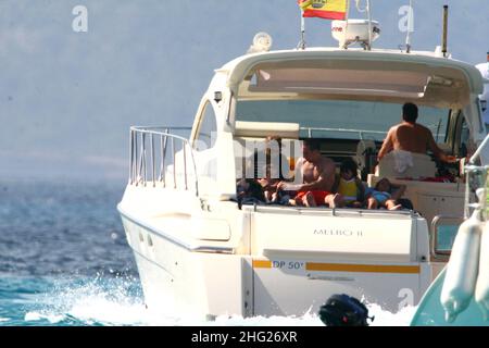 Franck Ribery, calciatore francese, con sua moglie Wahiba e due figli, Hizya e Shakinez, visto in vacanza a Formentera. Foto Stock