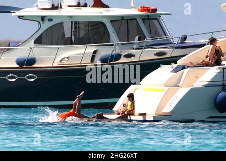 Franck Ribery, calciatore francese, con sua moglie Wahiba e due figli, Hizya e Shakinez, visto in vacanza a Formentera. Foto Stock