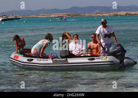 Franck Ribery, calciatore francese, con sua moglie Wahiba e due figli, Hizya e Shakinez, visto in vacanza a Formentera. Foto Stock