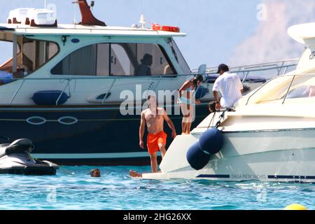 Franck Ribery, calciatore francese, con sua moglie Wahiba e due figli, Hizya e Shakinez, visto in vacanza a Formentera. Foto Stock