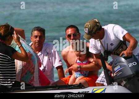 Franck Ribery, calciatore francese, con sua moglie Wahiba e due figli, Hizya e Shakinez, visto in vacanza a Formentera. Foto Stock