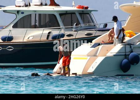 Franck Ribery, calciatore francese, con sua moglie Wahiba e due figli, Hizya e Shakinez, visto in vacanza a Formentera. Foto Stock