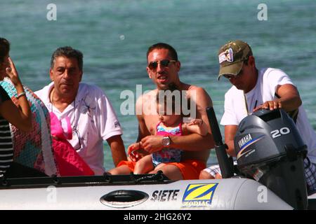 Franck Ribery, calciatore francese, con sua moglie Wahiba e due figli, Hizya e Shakinez, visto in vacanza a Formentera. Foto Stock