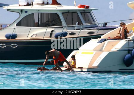 Franck Ribery, calciatore francese, con sua moglie Wahiba e due figli, Hizya e Shakinez, visto in vacanza a Formentera. Foto Stock