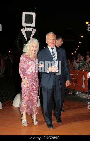 Buzz Aldrin e sua moglie Lois Driggs Cannon arrivano al Festival della Fiction di Roma, Italia. Foto Stock