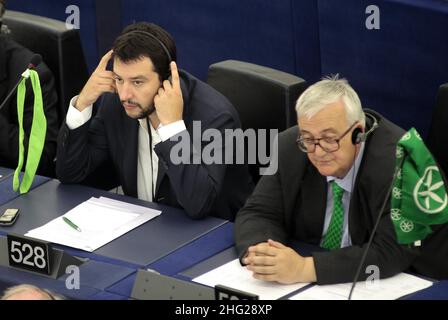 Matteo Salvini e Mario Borghezio sono fotografati durante una conferenza stampa al Parlamento europeo di Strasburgo, in Francia Foto Stock