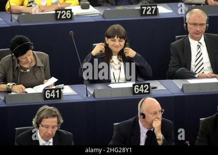 Debora Serracchiani è fotografata durante una conferenza stampa al Parlamento europeo di Strasburgo, Francia Foto Stock