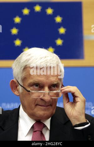 Il nuovo presidente polacco del Parlamento europeo, Jerzy Buzek, interviene nel corso di una conferenza stampa dopo la sua elezione al Parlamento europeo a Strasburgo, in Francia Foto Stock