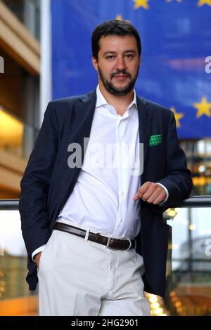 Matteo Salvini è fotografato durante una conferenza stampa al Parlamento europeo di Strasburgo, in Francia Foto Stock