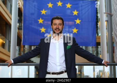 Matteo Salvini è fotografato durante una conferenza stampa al Parlamento europeo di Strasburgo, in Francia Foto Stock