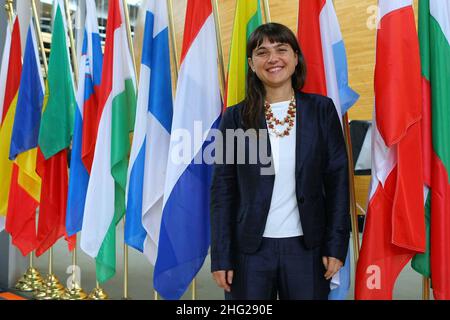 Debora Serracchiani è fotografata durante una conferenza stampa al Parlamento europeo di Strasburgo, Francia Foto Stock