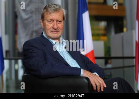 Gianni Vattimo si presenta per le fotografie presso l'edificio Louise Weiss di Strasburgo, Francia, durante una sessione inaugurale del Parlamento europeo. Foto Stock