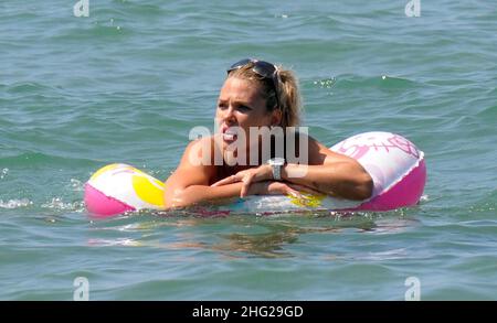 ILARY Blasi, moglie del calciatore Francesco Totti, si rilassa sulla spiaggia nella cittadina costiera di Sabaudia in Lazio. Foto Stock