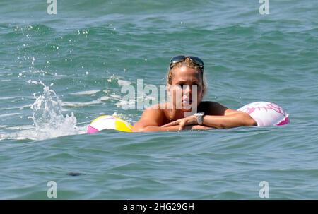 ILARY Blasi, moglie del calciatore Francesco Totti, si rilassa sulla spiaggia nella cittadina costiera di Sabaudia in Lazio. Foto Stock