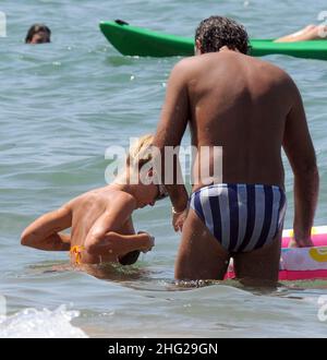 ILARY Blasi, moglie del calciatore Francesco Totti, si rilassa sulla spiaggia nella cittadina costiera di Sabaudia in Lazio. Foto Stock