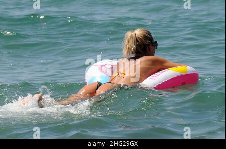 ILARY Blasi, moglie del calciatore Francesco Totti, si rilassa sulla spiaggia nella cittadina costiera di Sabaudia in Lazio. Foto Stock