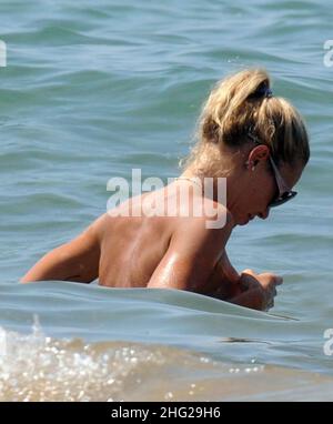 ILARY Blasi, moglie del calciatore Francesco Totti, si rilassa sulla spiaggia nella cittadina costiera di Sabaudia in Lazio. Foto Stock