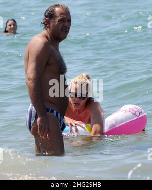 ILARY Blasi, moglie del calciatore Francesco Totti, si rilassa sulla spiaggia nella cittadina costiera di Sabaudia in Lazio. Foto Stock