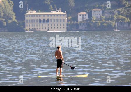 Randy Gerber, marito di Cindy Crawford, si trova sul lago di Como di fronte a Villa Oleandra di George Clooney. Foto Stock