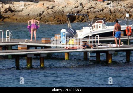 Barbara Berlusconi e il partner Giorgio Valaguzza sono visti in vacanza a Porto Rotondo, Sardegna Foto Stock