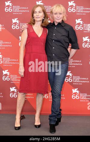 L'attrice Isabelle Huppert e Claire Denis, direttore della fotocellula "White Material" al Palazzo del Casino durante il Festival del Cinema di Venezia 66th a Venezia. Foto Stock