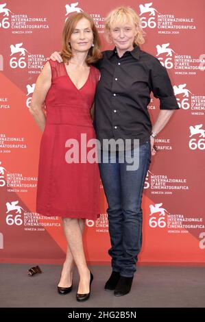 L'attrice Isabelle Huppert e Claire Denis, direttore della fotocellula "White Material" al Palazzo del Casino durante il Festival del Cinema di Venezia 66th a Venezia. Foto Stock