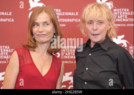 L'attrice Isabelle Huppert e Claire Denis, direttore della fotocellula "White Material" al Palazzo del Casino durante il Festival del Cinema di Venezia 66th a Venezia. Foto Stock