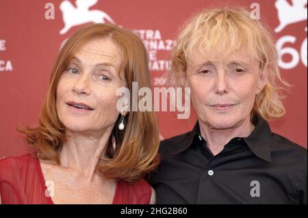 L'attrice Isabelle Huppert e Claire Denis, direttore della fotocellula "White Material" al Palazzo del Casino durante il Festival del Cinema di Venezia 66th a Venezia. Foto Stock