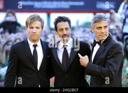 (l-r) Ewan McGregor, Grant Heslov e George Clooney partecipano alla prima "The Men Who Stare at Goats" durante il Festival del Cinema di Venezia 66th a Venezia, Italia. Foto Stock