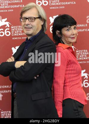 Elisabetta Sgarbi e Vittorio Sgarbi posano durante la Fotografia 'deserto Rosa' durante il Festival del Cinema di Venezia 66th. Foto Stock