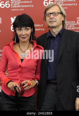 Elisabetta Sgarbi e Vittorio Sgarbi posano durante la Fotografia 'deserto Rosa' durante il Festival del Cinema di Venezia 66th. Foto Stock