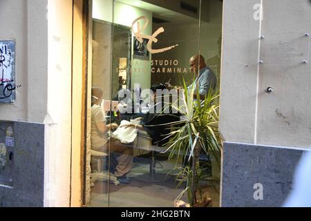 Il Ministro italiano Mara Carfagna si vede tagliare i capelli al Hair Studio di Roberto Carminati a Roma Foto Stock