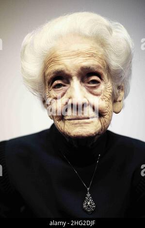 Premio Nobel Rita Levi-Montalcini con studenti presso l'Università di Torino. Rita Levi-Montalcini è un neurologo italiano che, insieme al collega Stanley Cohen, ha ricevuto il Premio Nobel per la Fisiologia o Medicina 1986 per la scoperta del fattore di crescita nervosa (NGF). Oggi è la più antica Nobel vivente e la prima ad arrivare al compleanno del 100th. Foto Stock