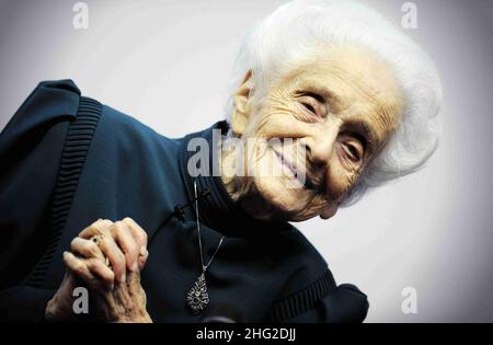 Premio Nobel Rita Levi-Montalcini con studenti presso l'Università di Torino. Rita Levi-Montalcini è un neurologo italiano che, insieme al collega Stanley Cohen, ha ricevuto il Premio Nobel per la Fisiologia o Medicina 1986 per la scoperta del fattore di crescita nervosa (NGF). Oggi è la più antica Nobel vivente e la prima ad arrivare al compleanno del 100th. Foto Stock