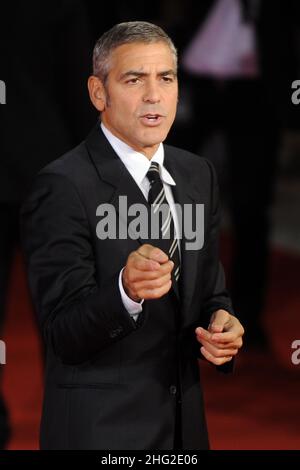 L'attore STATUNITENSE George Clooney pone durante la prima del film "Up in the Air" al Festival del Cinema di Roma del 4th, a Roma Foto Stock