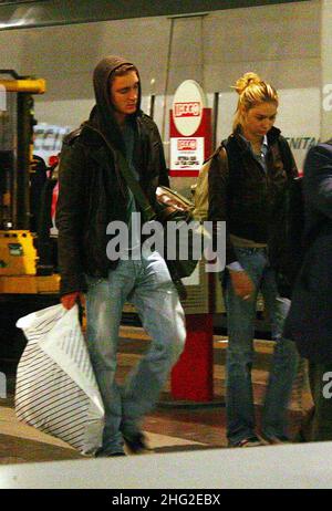 Pierre Casiraghi e la fidanzata Beatrice Borromeo sono visibili alla stazione ferroviaria di Milano Foto Stock