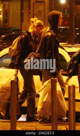 Pierre Casiraghi e la fidanzata Beatrice Borromeo sono visibili alla stazione ferroviaria di Milano Foto Stock