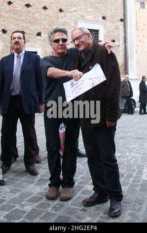 Dustin Hoffman visita Palazzo Ducale e poi pranza in un ristorante di Urbino, Italia. Foto Stock