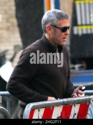 George Clooney lascia il set del suo nuovo film (il titolo di lavoro 'The American') a Roma, Italia per cena in un ristorante. Oltre alle normali guardie del corpo c'era anche la polizia italiana a prendersi cura di lui. Foto Stock
