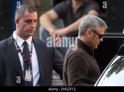 George Clooney lascia il set del suo nuovo film (il titolo di lavoro 'The American') a Roma, Italia per cena in un ristorante. Oltre alle normali guardie del corpo c'era anche la polizia italiana a prendersi cura di lui. Foto Stock