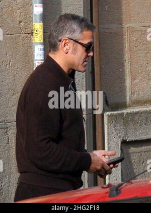 George Clooney lascia il set del suo nuovo film (il titolo di lavoro 'The American') a Roma, Italia per cena in un ristorante. Oltre alle normali guardie del corpo c'era anche la polizia italiana a prendersi cura di lui. Foto Stock